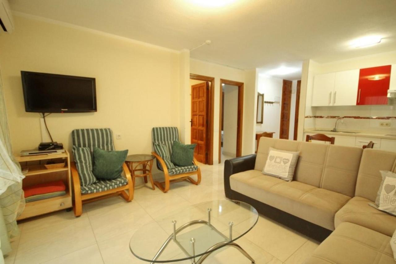 Two Bedroom Apartment In Beachfront Complex With Pool In Playa De Las Americas. 외부 사진