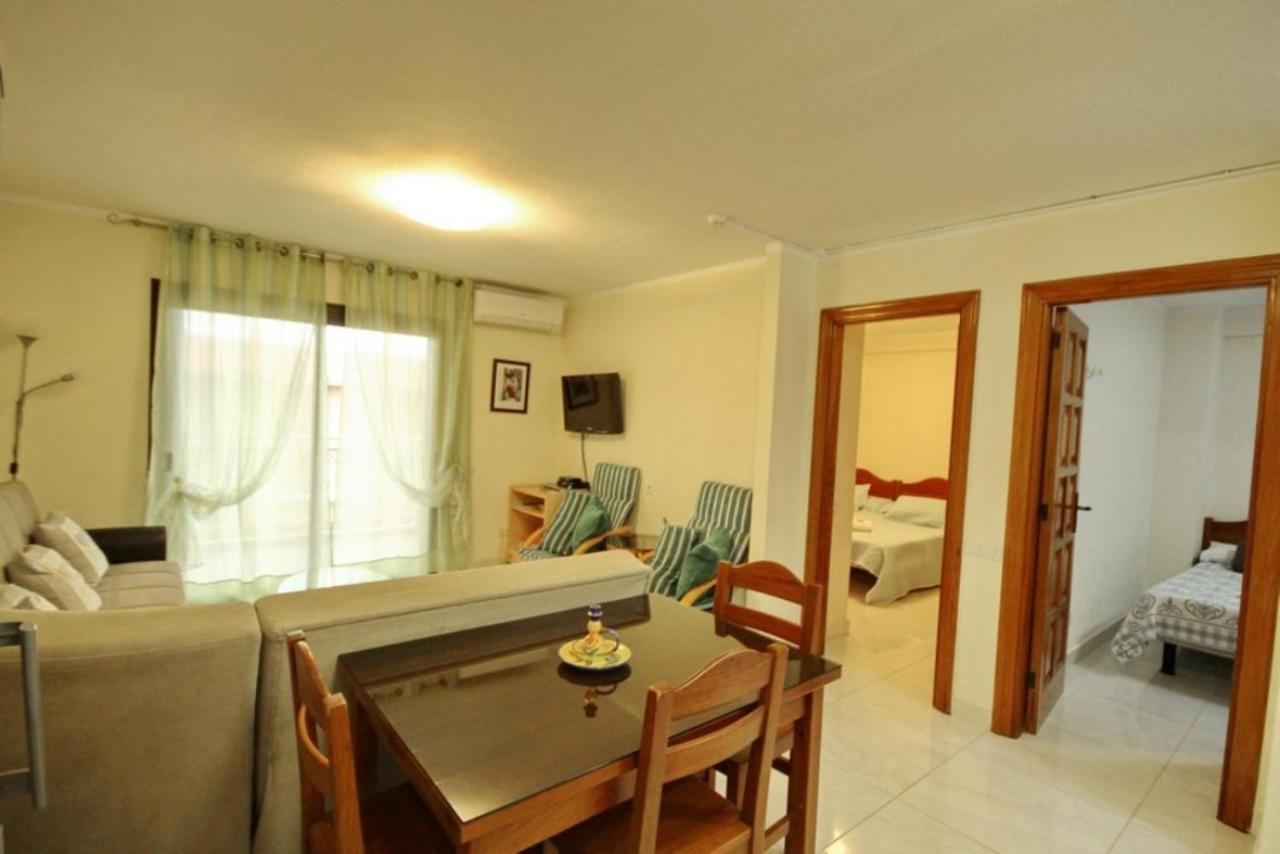 Two Bedroom Apartment In Beachfront Complex With Pool In Playa De Las Americas. 외부 사진