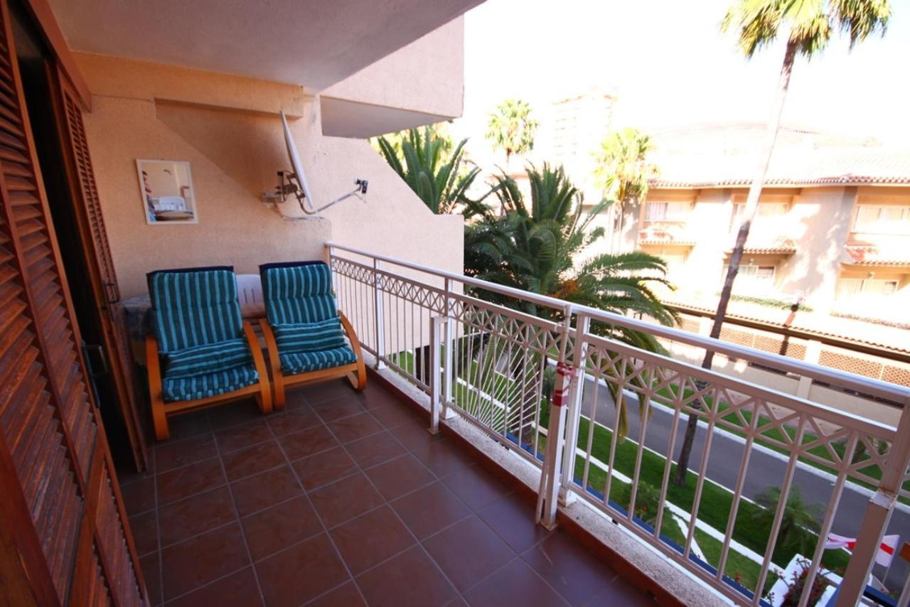 Two Bedroom Apartment In Beachfront Complex With Pool In Playa De Las Americas. 외부 사진