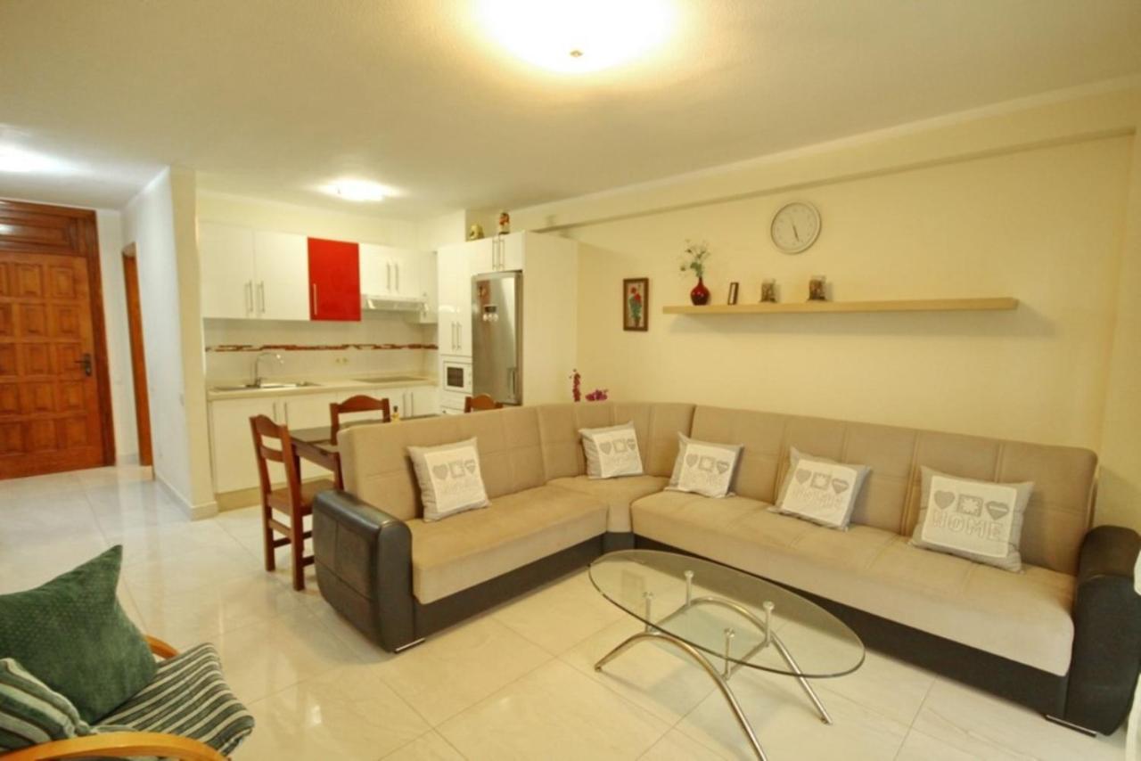 Two Bedroom Apartment In Beachfront Complex With Pool In Playa De Las Americas. 외부 사진
