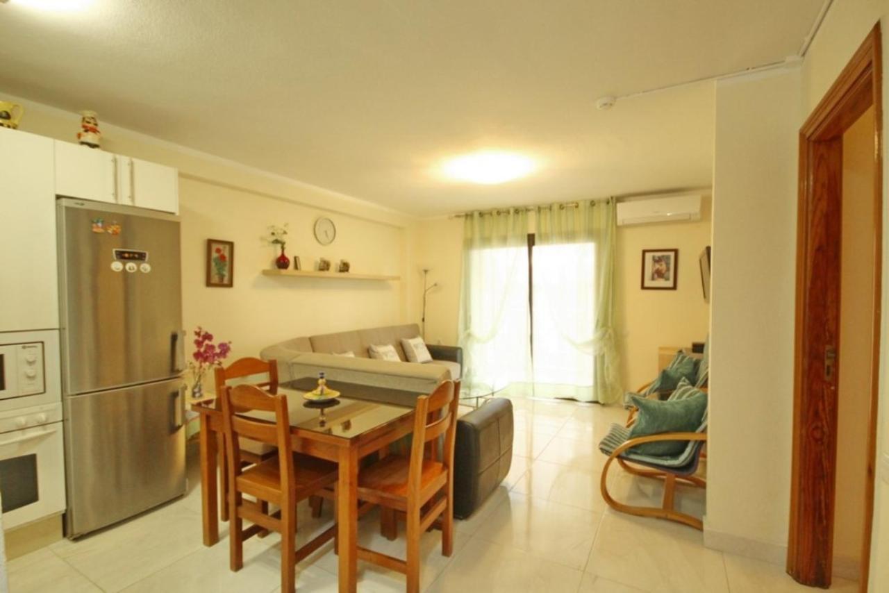 Two Bedroom Apartment In Beachfront Complex With Pool In Playa De Las Americas. 외부 사진