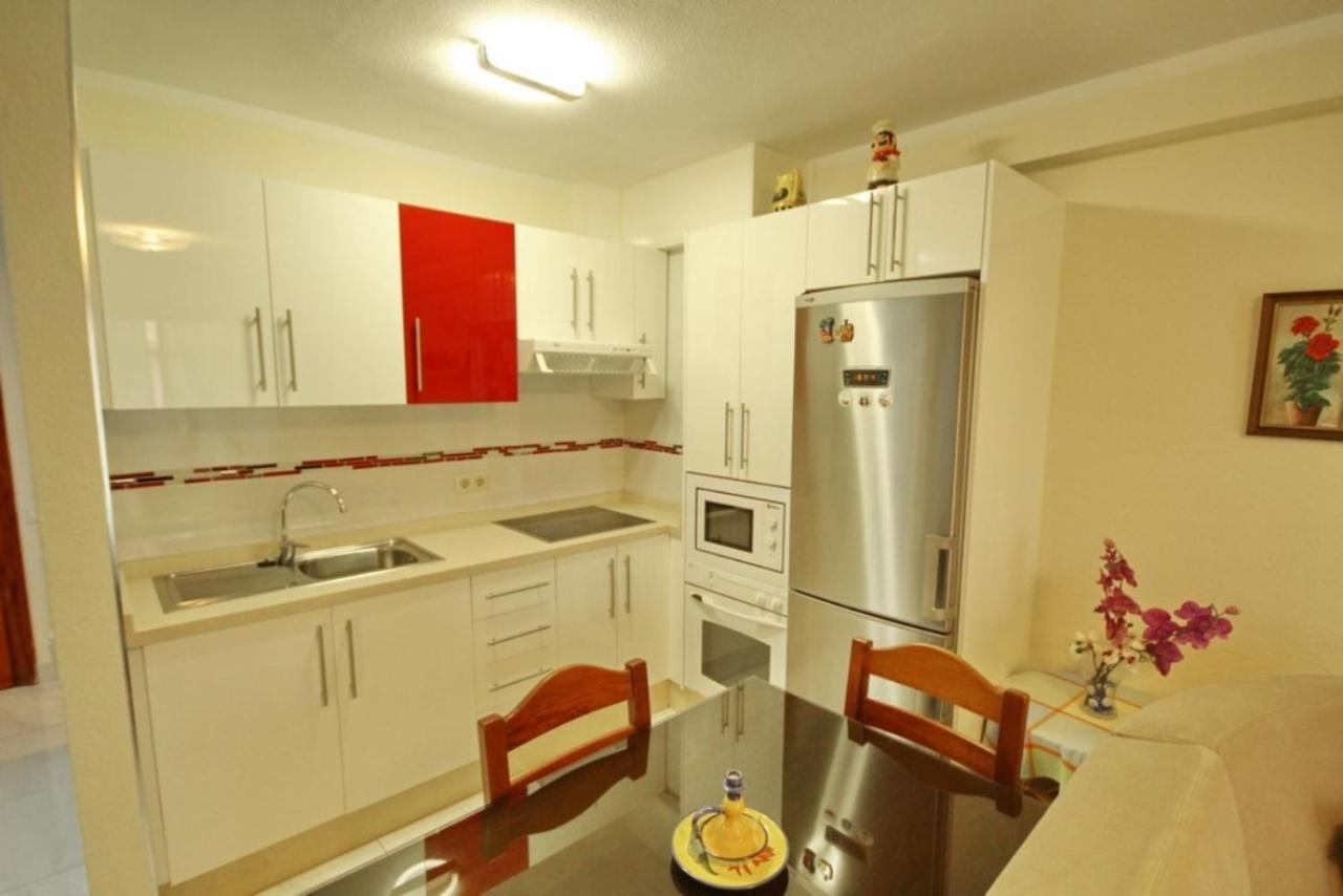 Two Bedroom Apartment In Beachfront Complex With Pool In Playa De Las Americas. 외부 사진
