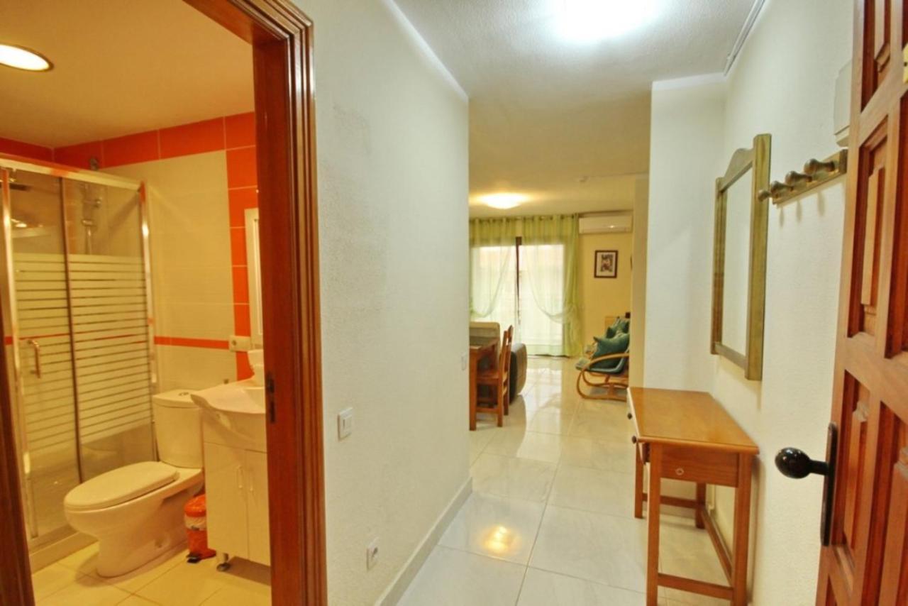 Two Bedroom Apartment In Beachfront Complex With Pool In Playa De Las Americas. 외부 사진