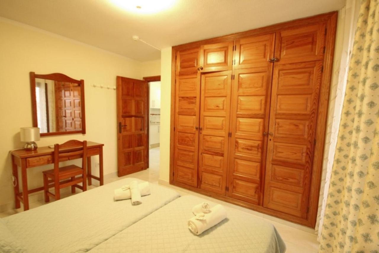 Two Bedroom Apartment In Beachfront Complex With Pool In Playa De Las Americas. 외부 사진