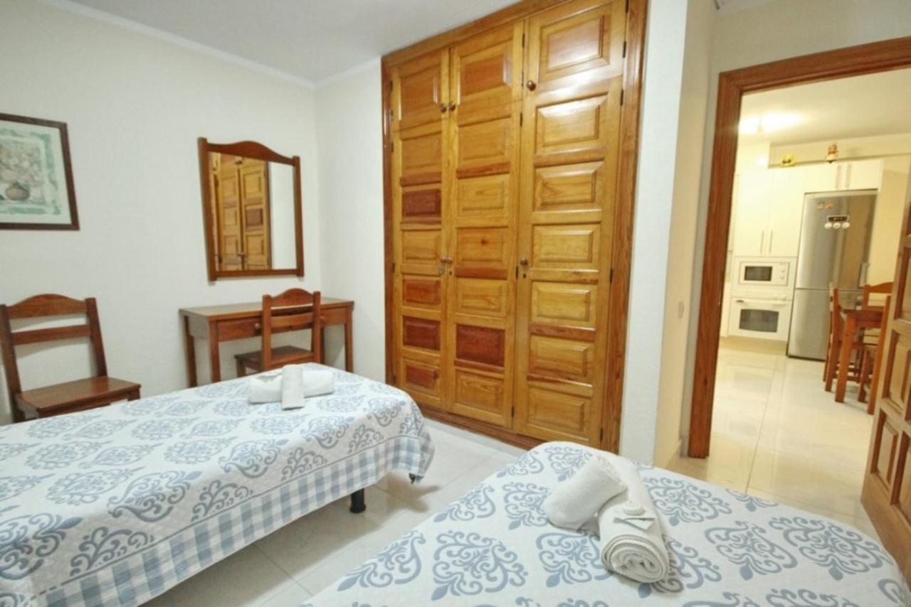 Two Bedroom Apartment In Beachfront Complex With Pool In Playa De Las Americas. 외부 사진