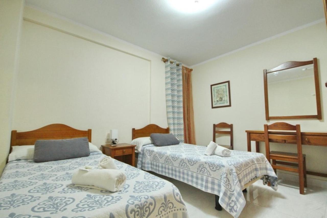 Two Bedroom Apartment In Beachfront Complex With Pool In Playa De Las Americas. 외부 사진